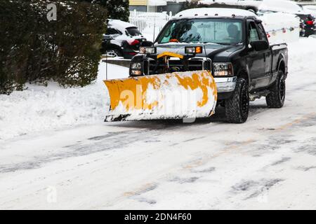 NORWALK, Connecticut, États-Unis-DÉCEMBRE 17, 2020 : camion de déneigement sur Taylor Avenue après la tempête de neige hivernale. Banque D'Images