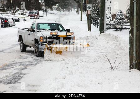 NORWALK, Connecticut, États-Unis-DÉCEMBRE 17, 2020 : camion de déneigement sur Taylor Avenue après la tempête de neige hivernale. Banque D'Images