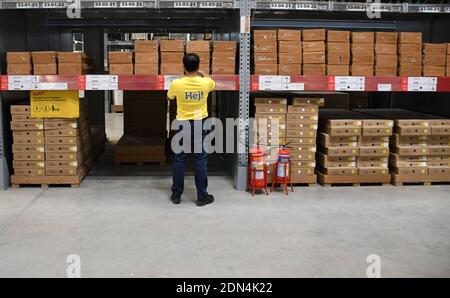 Mumbai, Inde. 17 décembre 2020. Un personnel organise des produits à l'intérieur du magasin pendant le lancement.IKEA, une multinationale suédoise vendant des produits de décoration a lancé son deuxième magasin en Inde. Le magasin est situé à Turbhe (une banlieue de Navi Mumbai). Crédit : SOPA Images Limited/Alamy Live News Banque D'Images