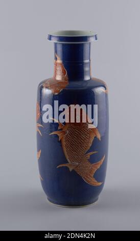 Vase, porcelaine émaillée à pâte dure, vase cylindrique à col étroit, large col circulaire, et base légèrement tapée; décoration globale montrant plusieurs grands carpes rouges nageant sur un sol bleu., Chine, fin du XVIIe siècle, céramique, Arts décoratifs, vase Banque D'Images