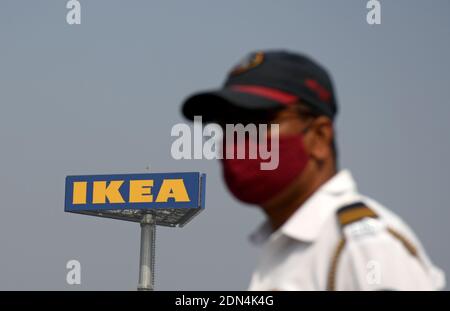 Mumbai, Inde. 17 décembre 2020. Panneau IKEA vu à Navi Mumbai pendant le launchIKEA, une multinationale suédoise vendant des produits de décoration a lancé son deuxième magasin en Inde. Le magasin est situé à Turbhe (une banlieue de Navi Mumbai). Crédit : SOPA Images Limited/Alamy Live News Banque D'Images