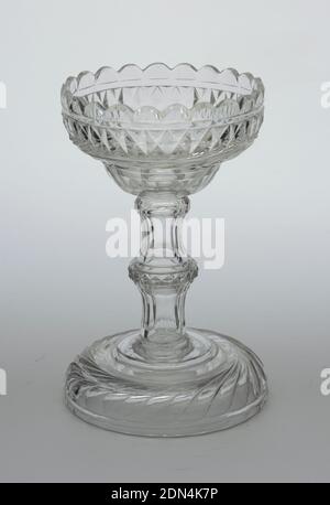 Verre à viande, verre, bol à double ogee évidée coupé avec des flûtes plates, des blazers, une bande de diamants et un bord festonné. Tige cannelée avec anneau en forme de losange. Le pied bombé large et circulaire présente des blazettes profondes dans un motif tourbillonnant. Marque Pontil sur fond, Irlande, env. 1810, glasswares, Arts décoratifs, verre de viande de sueur Banque D'Images