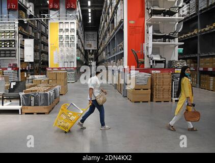 Mumbai, Inde. 17 décembre 2020. Les gens magasinent à l'intérieur du magasin pendant le lancement.IKEA, une multinationale suédoise vendant des produits de décoration a lancé son deuxième magasin en Inde. Le magasin est situé à Turbhe (une banlieue de Navi Mumbai). Crédit : SOPA Images Limited/Alamy Live News Banque D'Images