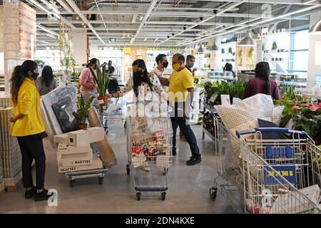 Mumbai, Inde. 17 décembre 2020. Une femme a vu des achats à l'intérieur du magasin pendant le lancement.IKEA, une multinationale suédoise vendant des produits de décoration maison a lancé son deuxième magasin en Inde. Le magasin est situé à Turbhe (une banlieue de Navi Mumbai). Crédit : SOPA Images Limited/Alamy Live News Banque D'Images