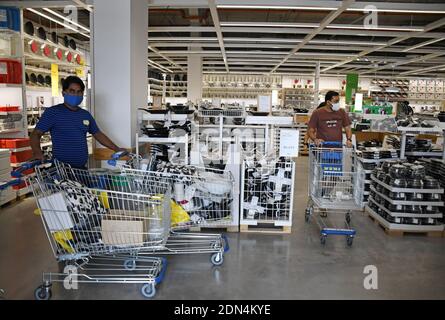 Mumbai, Inde. 17 décembre 2020. Les gens magasinent à l'intérieur du magasin pendant le lancement.IKEA, une multinationale suédoise vendant des produits de décoration a lancé son deuxième magasin en Inde. Le magasin est situé à Turbhe (une banlieue de Navi Mumbai). Crédit : SOPA Images Limited/Alamy Live News Banque D'Images