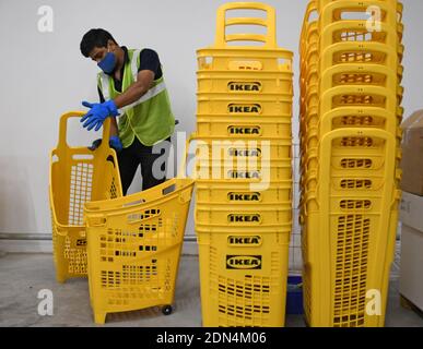 Mumbai, Inde. 17 décembre 2020. Un personnel a vu nettoyer un chariot pendant le lancement.IKEA, une multinationale suédoise vendant des produits de décoration maison a lancé son deuxième magasin en Inde. Le magasin est situé à Turbhe (une banlieue de Navi Mumbai). Crédit : SOPA Images Limited/Alamy Live News Banque D'Images