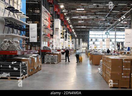 Mumbai, Inde. 17 décembre 2020. Les gens magasinent à l'intérieur du magasin pendant le launchikea, un magasin multinational suédois vendant des produits de décoration pour la maison, a lancé son deuxième magasin en Inde. Le magasin est situé à Turbhe (une banlieue de Navi Mumbai). Crédit : SOPA Images Limited/Alamy Live News Banque D'Images