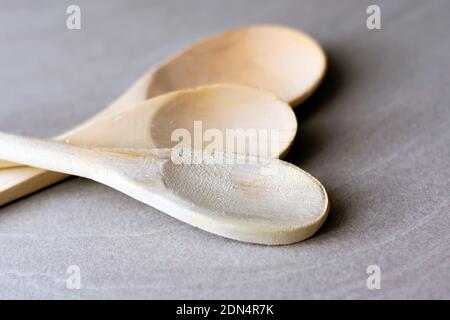 Groupe de cuillères de cuisine en bois disposées sur une table en marbre gris. Ustensiles de cuisine et cuisine. Matériau en bois Banque D'Images
