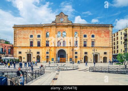 Matera, Italie - 6 mai 2018: Les gens se promenant près du cinéma Comunale Palazzo dell'Annunziata Palace avec horloge sur la façade et la fontaine sur la Piazza Vito Banque D'Images