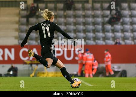 Munich, Germany. 16th Dec, 2020. Lea Schueller (#11 FC Bayern Munich) during the UEFA Women's Champions League (Round 32) football match between FC Bayern Munich and Ajax Amsterdam. Sven Beyrich/SPP Credit: SPP Sport Press Photo. /Alamy Live News Banque D'Images