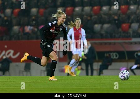 Munich, Germany. 16th Dec, 2020. Lea Schueller (#11 FC Bayern Munich) during the UEFA Women's Champions League (Round 32) football match between FC Bayern Munich and Ajax Amsterdam. Sven Beyrich/SPP Credit: SPP Sport Press Photo. /Alamy Live News Banque D'Images