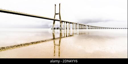 Une vue panoramique sur la Vasco da Gama Pont à Lisbonne Banque D'Images