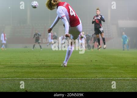 Munich, Allemagne. 16 décembre 2020. Coup de pied libre lors du match de football de la Ligue des champions des femmes de l'UEFA (Round 32) entre le FC Bayern Munich et Ajax Amsterdam. Sven Beyrich/SPP crédit: SPP Sport Press photo. /Alamy Live News Banque D'Images