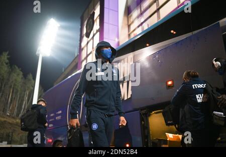 Aue, Allemagne. 17 décembre 2020. Arrivée de l'autobus de l'équipe KSC à l'Erzgebirgsstadion Aue. GES/football/2. Bundesliga: FC Erzgebirge Aue - Club de sport Karlsruher, 17 décembre 2020 football: 2e ligue: Erzgebirge Aue vs Club de sport Karlsruher, Aue 17 décembre 2020 | usage dans le monde crédit: dpa/Alay Live News Banque D'Images