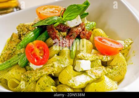 Pâtes fraîches lumaconi et sauce pesto de légumes et tomates séchées,cuisine italienne typique