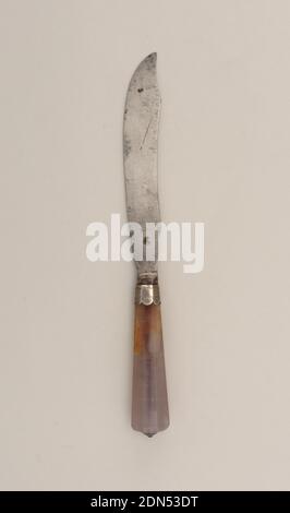 Couteau, agate, argent, acier, lame en forme de sabre avec bord supérieur incurvé. Traversin simple, ferrule gravée en argent avec bordure festonnée. Torchage, manche à facettes, support conique argenté sur le dessus., éventuellement Écosse, s.d., couverts, Arts décoratifs, couteau Banque D'Images