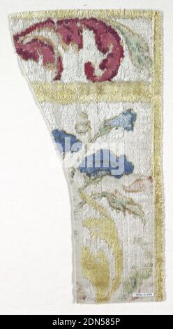 Fragment, Moyen: Soie technique: Velours de chaîne supplémentaire avec gauchissement teint, dessin incomplet du feuillage et des fleurs en bleu, jaune, vert brun et rouge., éventuellement XVIIe siècle, textiles tissés, fragment Banque D'Images