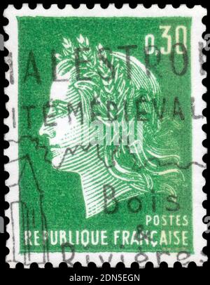 Saint-Pétersbourg, Russie - 27 septembre 2020 : timbre imprimé en France avec l'image de la Marianne de Cheffer, vers 1969 Banque D'Images