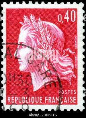 Saint-Pétersbourg, Russie - 27 septembre 2020 : timbre imprimé en France avec l'image de la Marianne de Cheffer, vers 1969 Banque D'Images