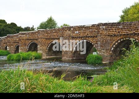 Une photo estivale du pont médiéval de White Mill, huit arcades, au-dessus du fleuve Stour, près de Sturminster Marshall, à Dorset, en Angleterre, au Royaume-Uni Banque D'Images