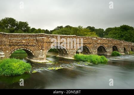 Une photo estivale du pont médiéval de White Mill, huit arcades, au-dessus du fleuve Stour, près de Sturminster Marshall, à Dorset, en Angleterre, au Royaume-Uni Banque D'Images