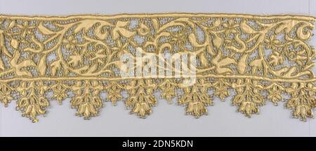 Border, Medium: Soie et broderie métallique, fondation de lin technique: découpage et broderie sur le tissage Uni, tissage naturel de lin Uni dont les sections ont été coupées pour créer une bordure de vigne coureuse avec un bord de fleurs suspendues. Une couture boutonnée est utilisée pour passer un fil métallique d'or sur les bords coupés, le fil métallique enroulé à intervalles rapprochés pour créer un effet picot. Italie, XVIe-XVIIe siècle, broderie et couture, Border Banque D'Images