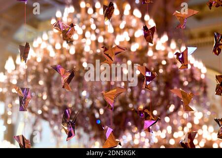 A L'ATTENTION DES ÉDITEURS - EMBARGO SUR LA PUBLICATION VENDREDI 18 DÉCEMBRE 2020 À 9:00H. L'illustration montre des oiseaux d'origami doré dans la décoration de Banque D'Images