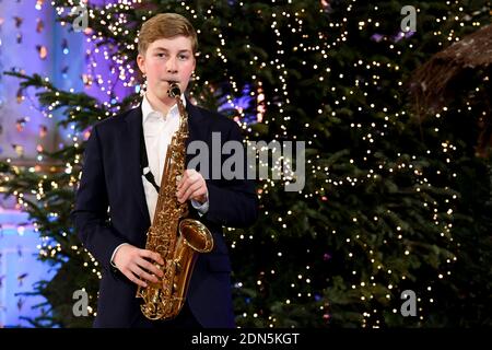 A L'ATTENTION DES ÉDITEURS - EMBARGO SUR LA PUBLICATION VENDREDI 18 DÉCEMBRE 2020 À 9:00H. Le Prince Emmanuel joue le saxophone alto lors de l'enregistrement du Banque D'Images