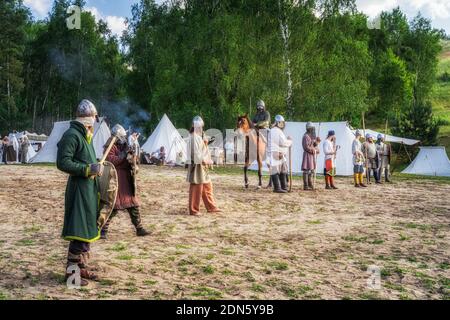 Cedynia, Pologne, juin 2019 reconstitution historique de la bataille de Cedynia, commandant sur un cheval formant une ligne de défense avec ses soldats pour protéger le camp Banque D'Images