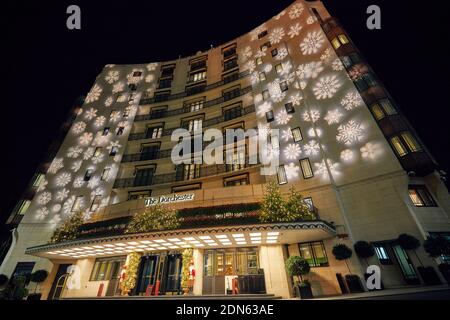 Londres, Royaume-Uni. - 17 décembre 2020: L'hôtel Dorchester sur Park Lane, projeté avec des lumières festives pour la saison de Noël 2020. Banque D'Images