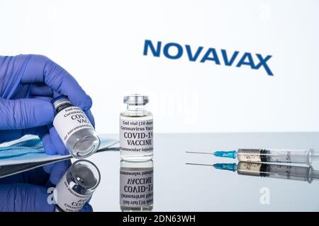 Morgantown, WV - 16 décembre 2020 : petite bouteille de vaccin contre le coronavirus avec seringue avec fond de logo Novavax Banque D'Images