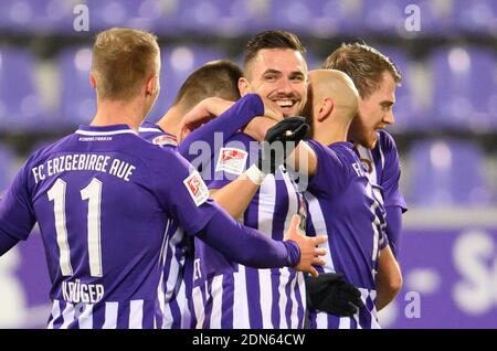 17 décembre 2020, Saxe, Aue: Football: 2ème Bundesliga, FC Erzgebirge Aue - Karlsruher SC, Matchday 12, à Erzgebirgsstadion. Pascal Testroet d'Aue (3e à partir de la gauche) célèbre après son but pour 2:0 avec Florian Krüger (l-), Dimitrij Nazarov, Philipp Riese et Steve Breitkreuz. Photo: Robert Michael/dpa-Zentralbild/dpa - NOTE IMPORTANTE: Conformément aux règlements de la DFL Deutsche Fußball Liga et/ou de la DFB Deutscher Fußball-Bund, il est interdit d'utiliser ou d'utiliser des photos prises dans le stade et/ou du match sous forme de séquences et/ou de séries de photos de type vidéo. Banque D'Images