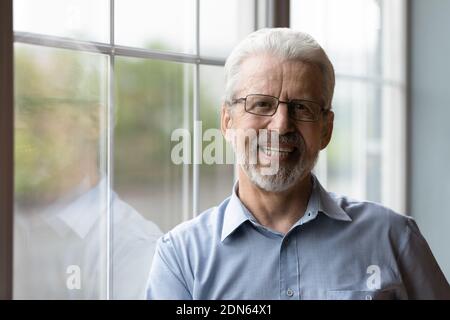 Photo de la tête d'un homme mûr heureux en lunettes. Banque D'Images