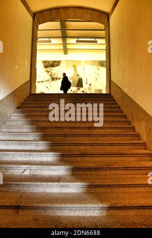 Porto, Portugal - 6 janvier 2020 : escalier en pierre et murale noire et blanche sur le mur de l'Alfandega do Porto Banque D'Images