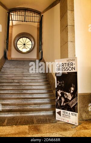 Porto, Portugal - 6 janvier 2020 : affiche de l'exposition Henri Cartier-Bresson à Alfandega do Porto en janvier Banque D'Images