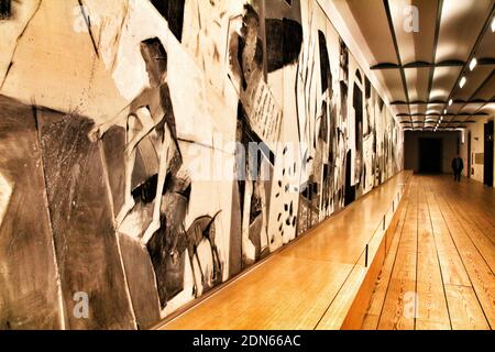 Porto, Portugal- 6 janvier 2020 : magnifique murale noire et blanche sur le mur de l'Alfandega do Porto Banque D'Images