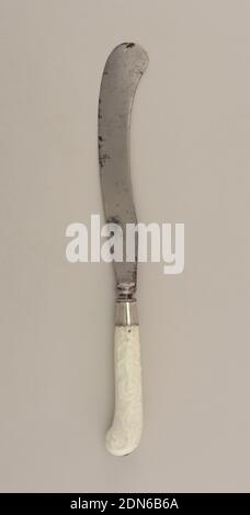 Couteau avec poignée en porcelaine, acier, argent; porcelaine tendre, émail vitrifié, lame en forme de sabre, traversin à taille cintrée. Ferrule argentée avec bord festonné. Manche en porcelaine blanche en forme de pistolet décoré en relief de rouleaux, de feuilles d'acanthus et de fleurs. Petit capuchon sur le dessus de la poignée., Angleterre, env. 1750, coutellerie, Arts décoratifs, couteau, couteau Banque D'Images