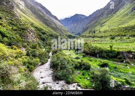 Paysage de montagne verdoyant et rivière le long de la piste Inca, Andes, Vallée de peur, Pérou Banque D'Images