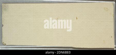 Papier de plafond, imprimé à la machine sur du papier fabriqué à la machine, motif de quatrefoil répété, chacun avec un point unique au centre. Imprimé en taupe sur sol blanc satiné., éventuellement Etats-Unis, 1850–1900, revêtements muraux, papier de plafond Banque D'Images