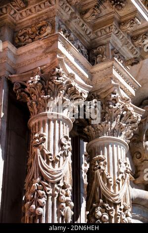 Colonnes corinthiennes baroques du palais de l'archevêque de Séville, Espagne. Banque D'Images