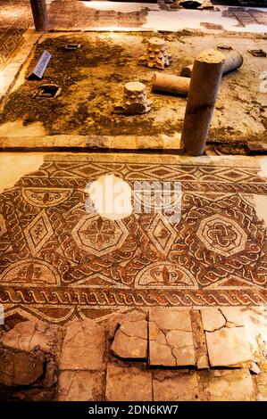 L'Antiquarium de Séville musée sous le Metropol Parasol et artefacts romains trouvés lors de fouilles du marché. Banque D'Images