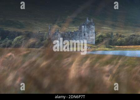 Le célèbre château de Kilchurn pendant une fenêtre ensoleillée Banque D'Images