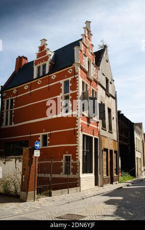 Mechelen, belgique, août 2019. Une maison à l'architecture locale typique, parfaitement restaurée avec des couleurs vives. Adjacent un autre en mauvais état: TH Banque D'Images