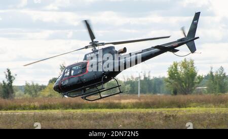 12 septembre 2020, région de Kaluga, Russie. Hélicoptère Aerospatiale AS.350 Ecureuil à l'aéroport Oreshkovo. Banque D'Images