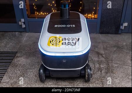 14 décembre 2020, Moscou Russie. Un robot de messagerie sans pilote pour livrer la nourriture du café Yandex.Rover à l'entrée d'un restaurant à Moscou. Banque D'Images