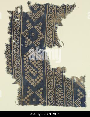 Fragment, Moyen: Coton technique: Résistant-imprimé sur le tissage simple, fragment de bordure en tissu de coton fin. Design blanc sur sol bleu foncé, disposé en bandes horizontales. Motif de vigne et décoration géométrique formée de petits carrés blancs avec des centres bleus. Inde, XIVe-XVe siècle, textiles imprimés, teints et peints, fragment Banque D'Images