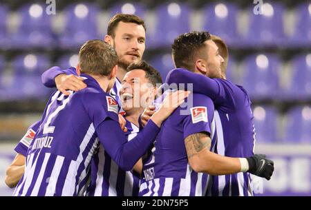 17 December 2020, Saxony, Aue: Football: 2nd Bundesliga, FC Erzgebirge Aue - Karlsruher SC, Matchday 12, at Erzgebirgsstadion. Aue's Pascal Testroet (2nd from right) celebrates after his goal for 3:0 with Steve Breitkreuz (l-), Florian Ballas, Clemens Fandrich and Dimitrij Nazarov. Photo: Robert Michael/dpa-Zentralbild/dpa - IMPORTANT NOTE: In accordance with the regulations of the DFL Deutsche Fußball Liga and/or the DFB Deutscher Fußball-Bund, it is prohibited to use or have used photographs taken in the stadium and/or of the match in the form of sequence pictures and/or video-like photo ser Stock Photo