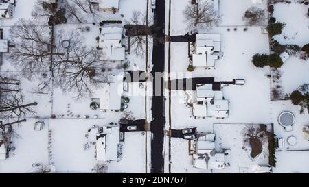 Warminster, États-Unis. 16 décembre 2020. La neige couvre le sol le jeudi 17 décembre 2020 au parc Hartsville à Warminster, en Pennsylvanie. Environ 8 pouces de neige sont tombés de la tempête de neige du mercredi, fermant des écoles et paralysant certaines parties de la région de Philadelphie. Crédit : William Thomas Cain/Alay Live News Banque D'Images