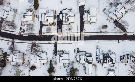 Warminster, États-Unis. 16 décembre 2020. La neige couvre le sol le jeudi 17 décembre 2020 au parc Hartsville à Warminster, en Pennsylvanie. Environ 8 pouces de neige sont tombés de la tempête de neige du mercredi, fermant des écoles et paralysant certaines parties de la région de Philadelphie. Crédit : William Thomas Cain/Alay Live News Banque D'Images