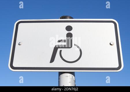 Panneau de signalisation pour un parking pour personnes handicapées Banque D'Images